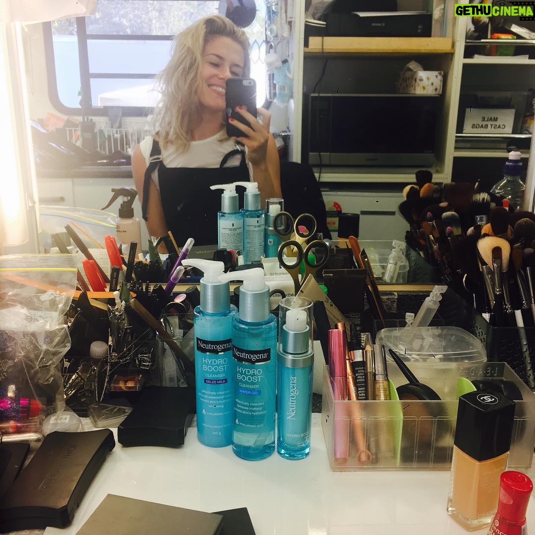 Rachael Taylor Instagram - Thank you @neutrogena_au for making my end of day take off movie make up moment 💯💦 🐳#lovemeaproduct