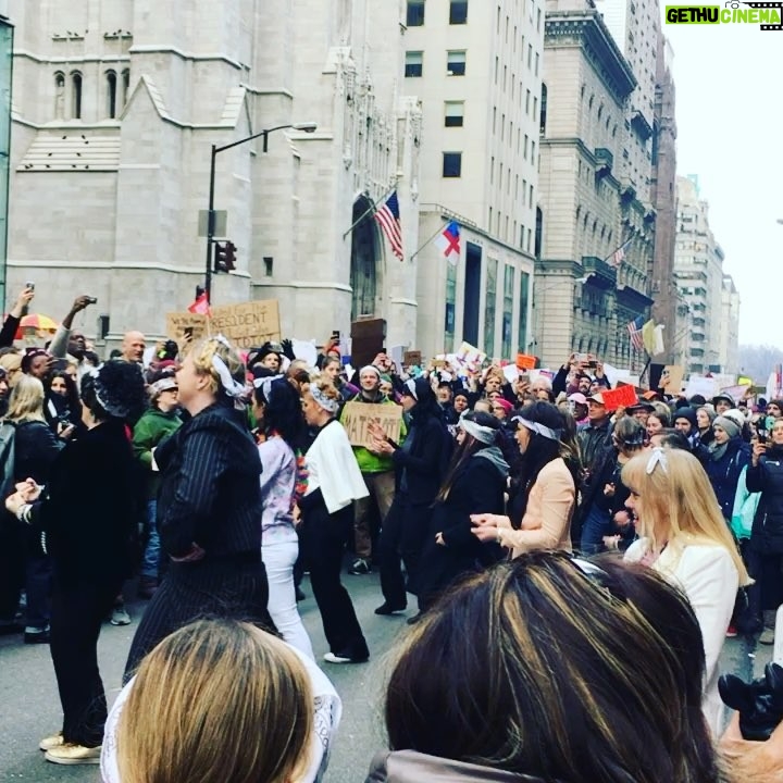 Rachael Taylor Instagram - + these badass women rocking some Chaka Kahn 🙌