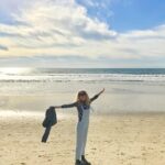 Rachael Taylor Instagram - Merry merry! Not quite the Aussie beach Christmas experience but CA is pretty sweet today too 🌊 🎄💃