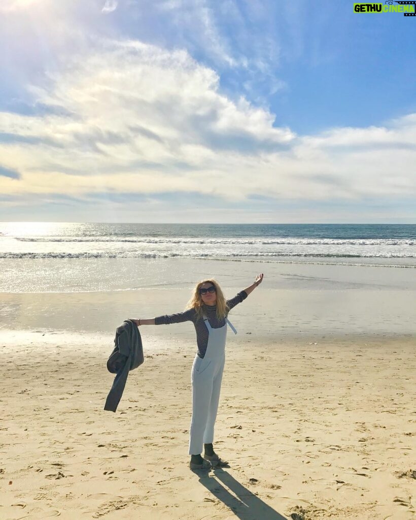 Rachael Taylor Instagram - Merry merry! Not quite the Aussie beach Christmas experience but CA is pretty sweet today too 🌊 🎄💃