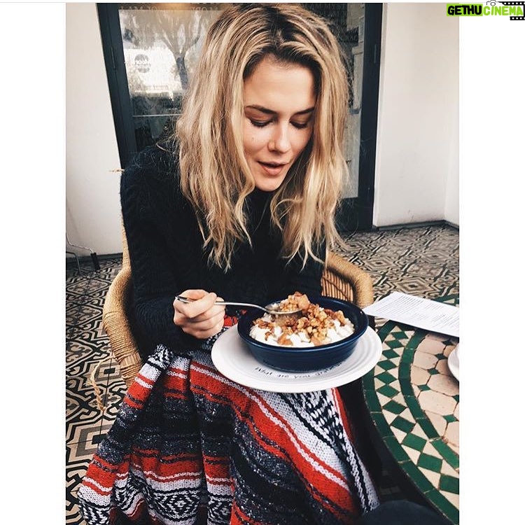 Rachael Taylor Instagram - Cozy breakfast date @lukebaines ✔️