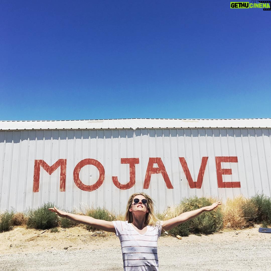 Rachael Taylor Instagram - π΅βοΈπΊπΈπ#roadtrip Mojave Desert