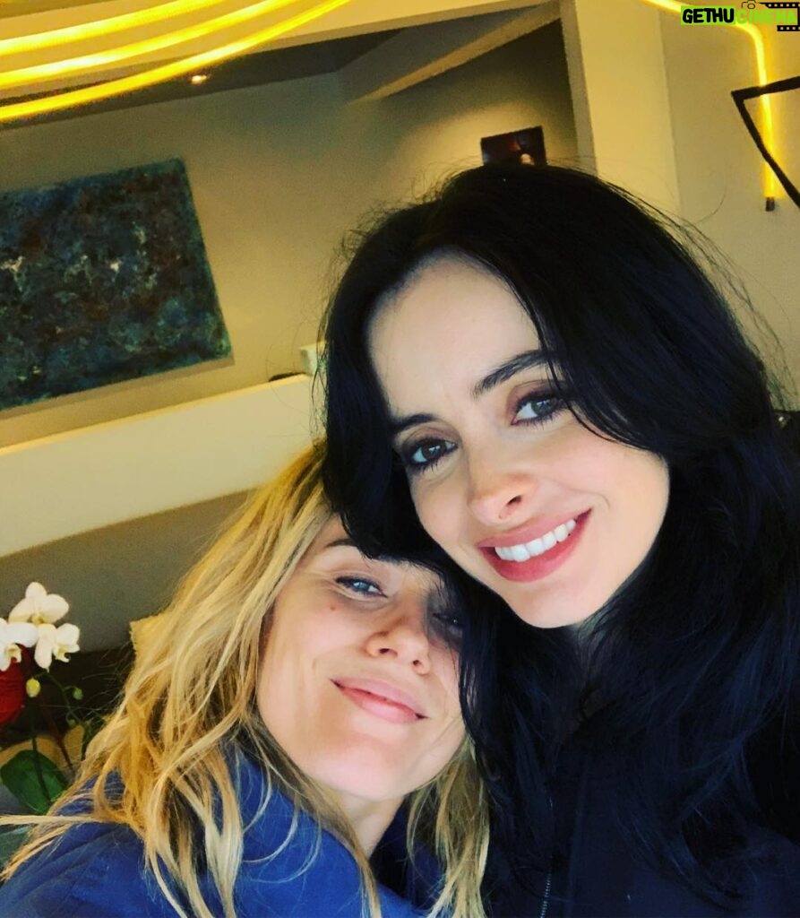 Rachael Taylor Instagram - Love this lady and our whole #JessicaJones family, including all of you guys who have watched the show and loved it as much as we do, it means the world to us. I am so proud to have been part of it. And so looking forward to sharing season three with you! Grateful for it all 💫 Hell's Kitchen