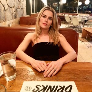 Rachael Taylor Instagram - Though the sign says drinks, I’m really all dressed up waiting for fries 😉 🍟