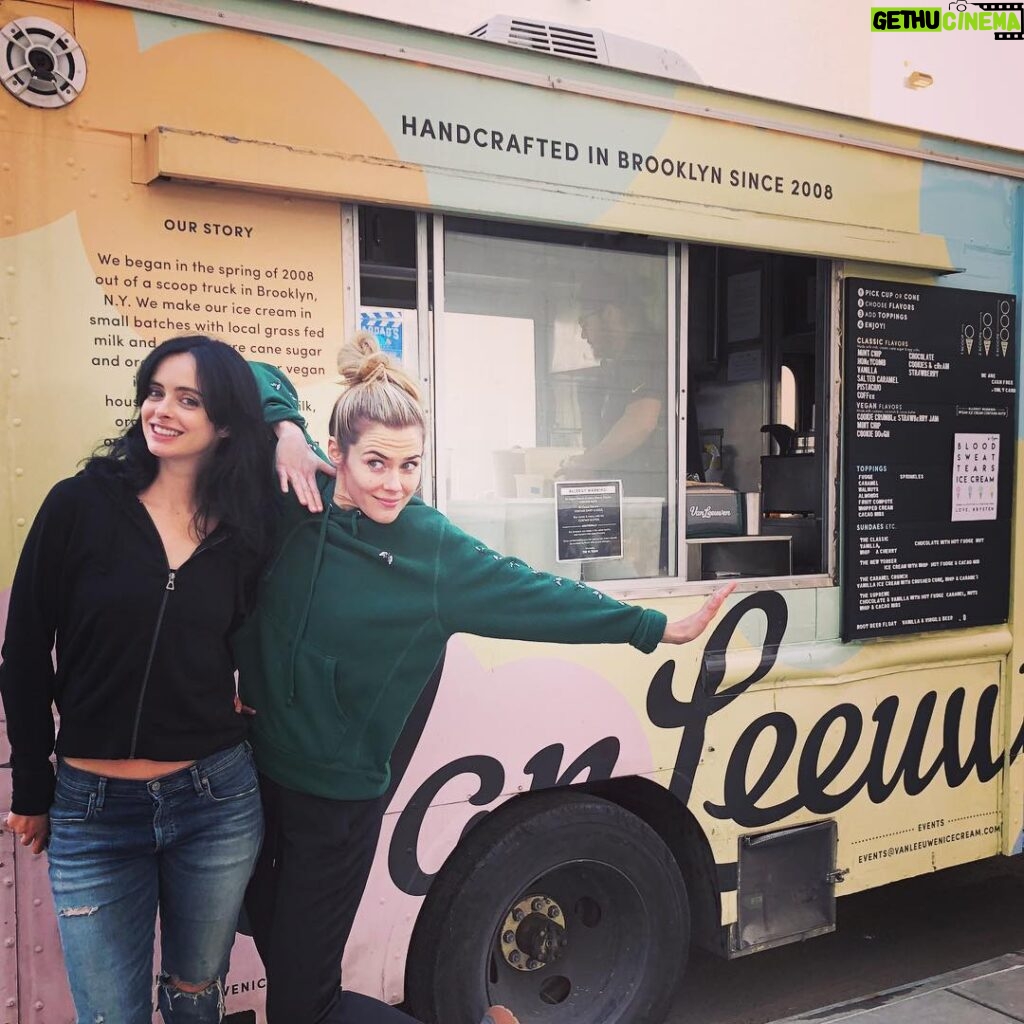 Rachael Taylor Instagram - Living our best life by the ice cream truck 🍦🎉