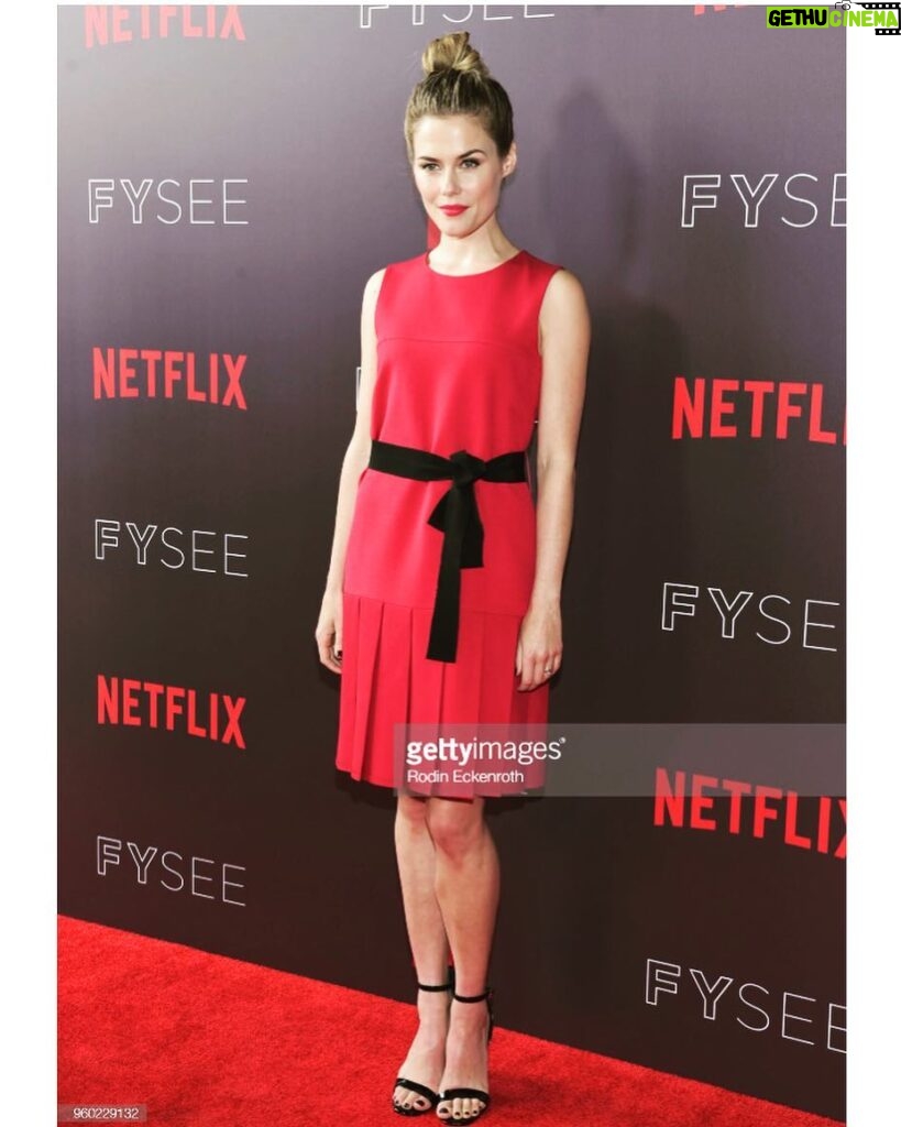 Rachael Taylor Instagram - Last night with my @marvelsjessicajones fam for @netflix #fyseenetflix event ❤️ Thank you @lucywarrenstyle for this charming little @gucci moment and thank you @fabiolamakeup @nancileesantos for the glam 💋 #jessicajones