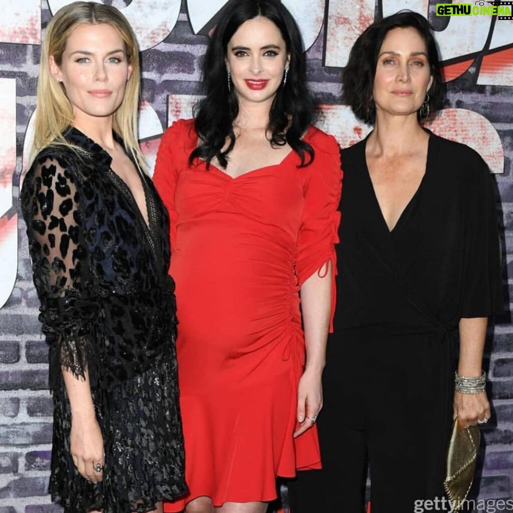 Rachael Taylor Instagram - Back with my #jessicajones faves ❤️ @therealkrystenritter you are simply stunning 💋 👗 @mrselfportrait & @katiebof 💄 @nikkinouvelle JJ Final Season June 14th #netflix 🎉