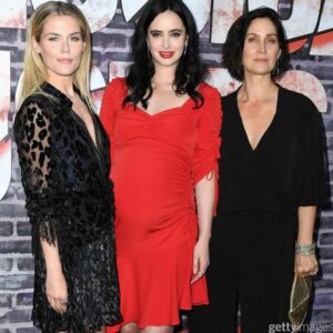 Rachael Taylor Instagram - Back with my #jessicajones faves ❤️ @therealkrystenritter you are simply stunning 💋
👗 @mrselfportrait & @katiebof 💄 @nikkinouvelle 
JJ Final Season June 14th #netflix 🎉