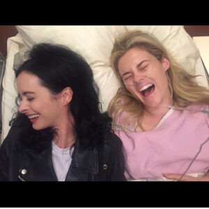 Rachael Taylor Instagram - Sometimes JJ and TW can get a bit dark but not IRL 😂 #repost @therealkrystenritter ・・・
Sometimes you just have to get in bed with @rachaelmaytaylor 😂😂 - She looked so comfy, I was tired, I climbed in bed with her in between takes and we laughed to hysterics. This is how we keep it fun behind the scenes. 👯‍♀️👯‍♀️ #jessicajones