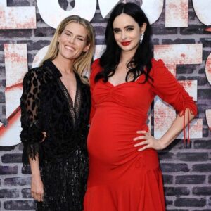 Rachael Taylor Instagram - Back with my #jessicajones faves ❤️ @therealkrystenritter you are simply stunning 💋
👗 @mrselfportrait & @katiebof 💄 @nikkinouvelle 
JJ Final Season June 14th #netflix 🎉