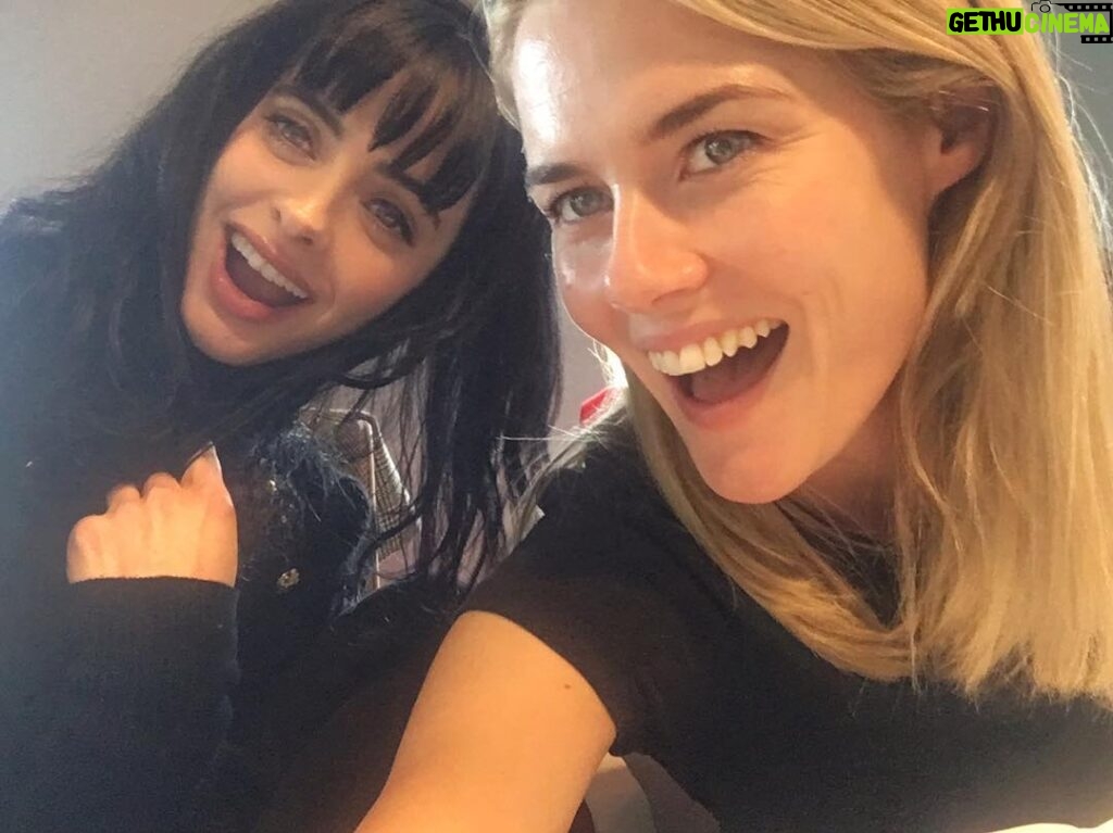 Rachael Taylor Instagram - Oh yeah I talking JJ ALL DAY with this force of nature !!!!! 🎉🎉🎉@therealkrystenritter #jessicajones #netflix