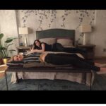 Rachael Taylor Instagram - #repost @therealkrystenritter chilling in between takes 💕 LOVE working with this woman and can't wait for JJ S2 ⚡️👊 #march8th #jessicajones #netflix