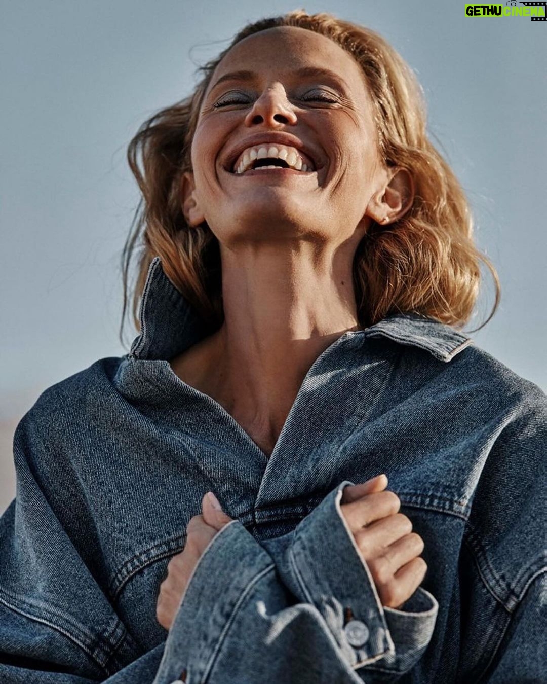 Rachel Roberts Instagram - Smileβ¦itβs Friday! πππππππππππ By the amazing team @colettedebarros @makeupbyrikucampo @yaelgitai @makikonara for @neoquemagazine Pearblossom, California