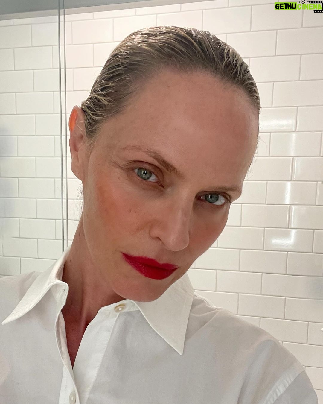 Rachel Roberts Instagram - Sweet dreams are made of this…channeling my inner Eurythmic. 💋 💄 @makeupbyrikucampo 💇🏼♀️ @patriciamoralesla #becausetheworldneedsanotherselfie #yesihaveagiantforehead