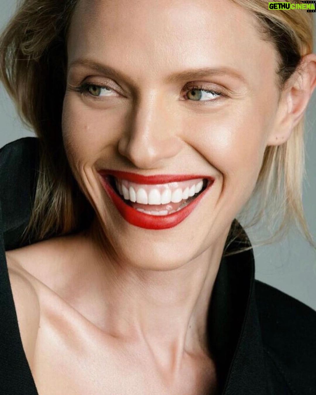 Rachel Roberts Instagram - Smile…it’s Friday!!! ❤️❤️❤️❤️❤️❤️❤️❤️❤️❤️ Los Angeles, California