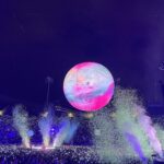 Rachel Roberts Instagram - Spoiler alert….if you are going to @coldplay go experience it before looking at this.💫🪐💥👽🛸🌈✨ Words can’t describe the feeling of unity with 60k other people all singing and dancing together. Thank you Coldplay and Chris Martin for the most incredible show!!! (@minianden you were missed 😘) Rose Bowl Stadium