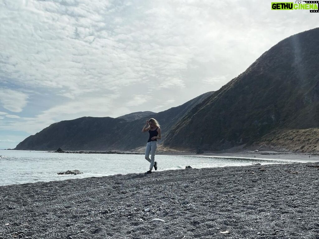 Rachel Roberts Instagram - Take me back to New Zealand. 🌿🇳🇿🥰 #takemebacktuesday❤️ Wellington, New Zealand