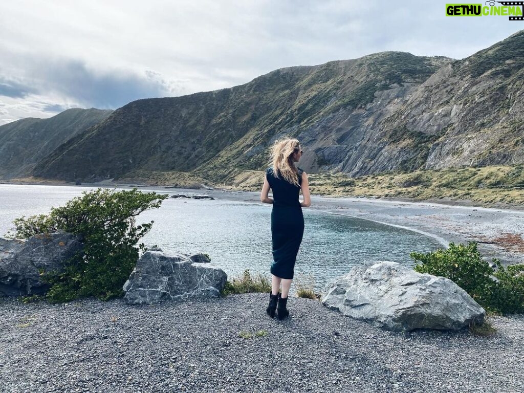 Rachel Roberts Instagram - Happy holidays…from windy Wellington! 🇳🇿 Sending love and light out to the world. May all your wishes for 2024 come true. ❤️💫 Wellington, New Zealand
