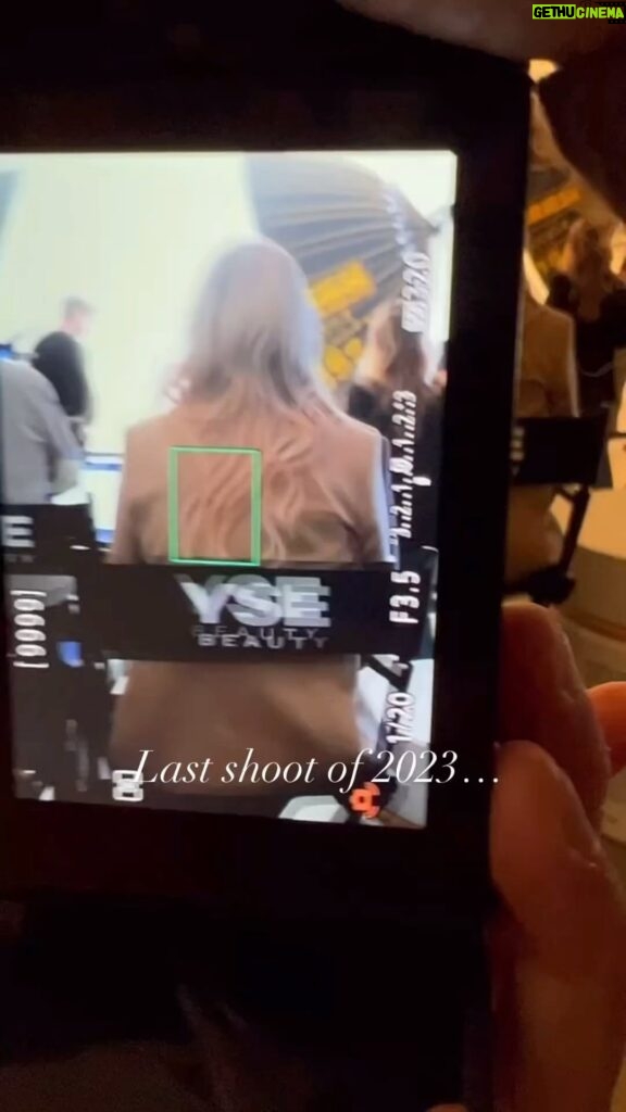 Rachel Roberts Instagram - A sneak peek at the new @ysebeauty ❤️❤️❤️❤️❤️❤️❤️❤️❤️❤️❤️❤️❤️ #Repost @ysebeauty ・・・ Moments that didn’t make the final cut: a behind the scenes look of the latest YSE shoot and a few things we learned along the way… 1️⃣ Never.Enough.Coffee. 2️⃣ Molly Sims is a SUPERMODEL 3️⃣ A shot list is everything 4️⃣ Dance breaks are necessary 5️⃣ Always have champagne on hand