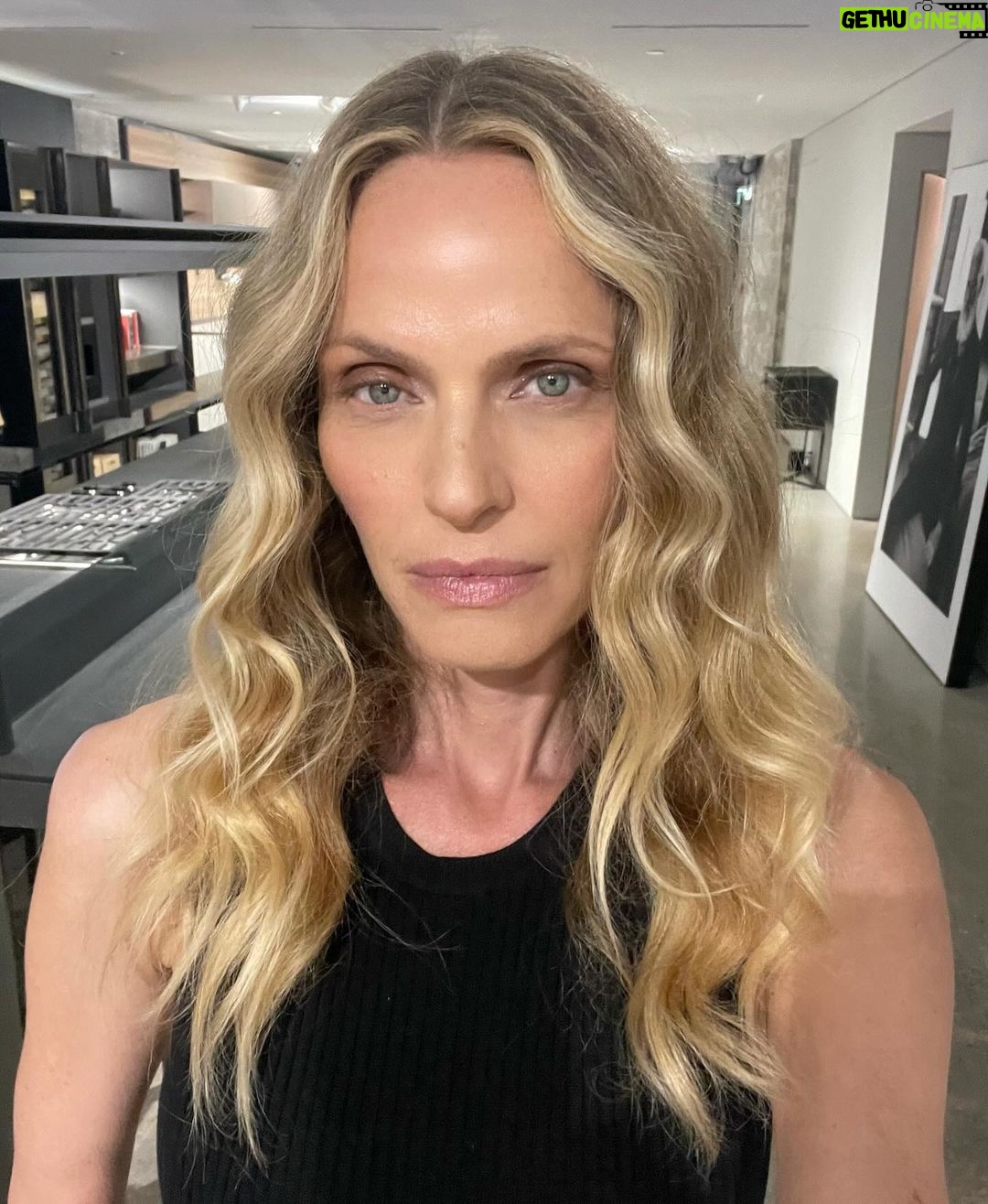 Rachel Roberts - 3.2K Likes - Thank you to an amazing team for another beautiful day in Montreal.
@taomeitao @julianaschiavinatto @paco_puertas @tsantarolakis and everyone at @maisonsimons ❤️🇨🇦❤️🇨🇦❤️
#youcantakethegirloutofcanada #homesweethome