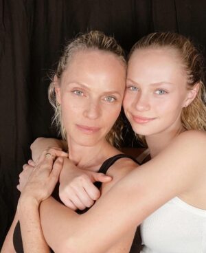 Rachel Roberts Instagram - Me and (not so) mini me! 
#digitals #theygrowuptoofast 
#onlytimesheletsmetakeherpicture