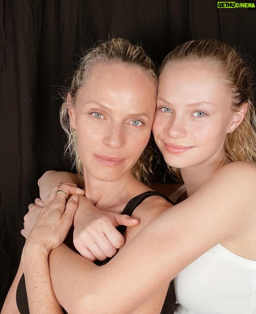 Rachel Roberts - 3.5K Likes - Me and (not so) mini me!
#digitals #theygrowuptoofast
#onlytimesheletsmetakeherpicture