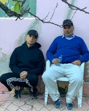 Rachid Badouri Instagram - 🇲🇦
Maroc 🎥Jour 1
"MOKADEM"

#RetourAuxSources🇲🇦♥️
#Docu @trinome_et_filles 🙏🏼