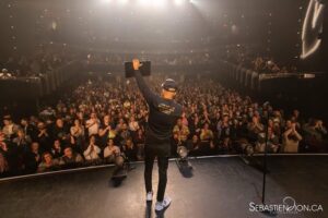 Rachid Badouri Instagram - 🌸
𝟭𝟬𝟬 𝟬𝟬𝟬 𝗠𝗘𝗥𝗖𝗜𝗦 🙏🏼 
Plus de 100 000 billets vendus pour mon spectacle « Les Fleurs du Tapis »
Merci à vous PUBLIC de feu pour cette touchante marque d'amour. ♥️

Sans vous, je jouerais devant mes plants de tomates et deux écureuils TDAH!

BIG MERCI également à ma DREAMTEAM @koscene @zoolanglois @zemorissette @veroniquetrepanier79 @sylsav @chantalchandail @lacmath @alaure26 @elizdcote

On continue cette belle folie ensemble. ♥️
Chokrane 🙏🏼