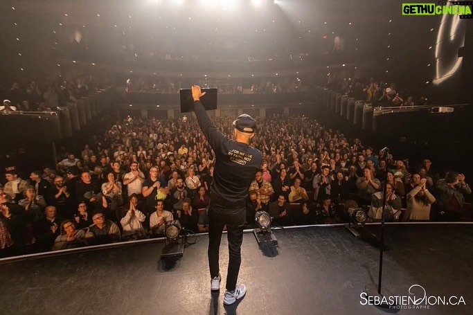 Rachid Badouri Instagram - 🌸 𝟭𝟬𝟬 𝟬𝟬𝟬 𝗠𝗘𝗥𝗖𝗜𝗦 🙏🏼 Plus de 100 000 billets vendus pour mon spectacle « Les Fleurs du Tapis » Merci à vous PUBLIC de feu pour cette touchante marque d'amour. ♥️ Sans vous, je jouerais devant mes plants de tomates et deux écureuils TDAH! BIG MERCI également à ma DREAMTEAM @koscene @zoolanglois @zemorissette @veroniquetrepanier79 @sylsav @chantalchandail @lacmath @alaure26 @elizdcote On continue cette belle folie ensemble. ♥️ Chokrane 🙏🏼