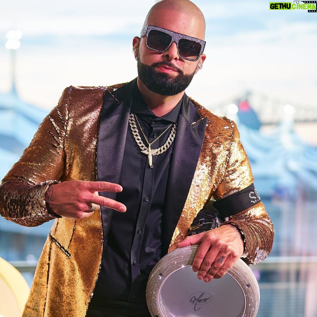 Rachid Badouri Instagram - . UN AUTRE BEAU PROJET AVEC @alloprimevideo & @juste_pour_rire disponible dès AUJOURD'HUI !! Une parfaite fusion entre une réception de mariage grandiose et un show d'humour tordant!! Tout ca pour "Un Soir Seulement" Gros RESPECT aux Humoristes/Artises de cette soirée✊🏼 @christianlalumiere 🎥🔥🙏🏼 @melowoman 🙏🏼🔥✊🏼 @ericmyrephoto 📸🔥🙏🏼