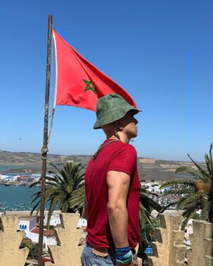 Rachid Badouri Instagram - 🎬
S É D U I T 🇲🇦♥️
#EnTournage🎥AuMaroc
#ZahmaOnNeVoitPasQueJeFlexDu💪🏼🤦🏻‍♂️
@marouaziofficial 🙏🏼