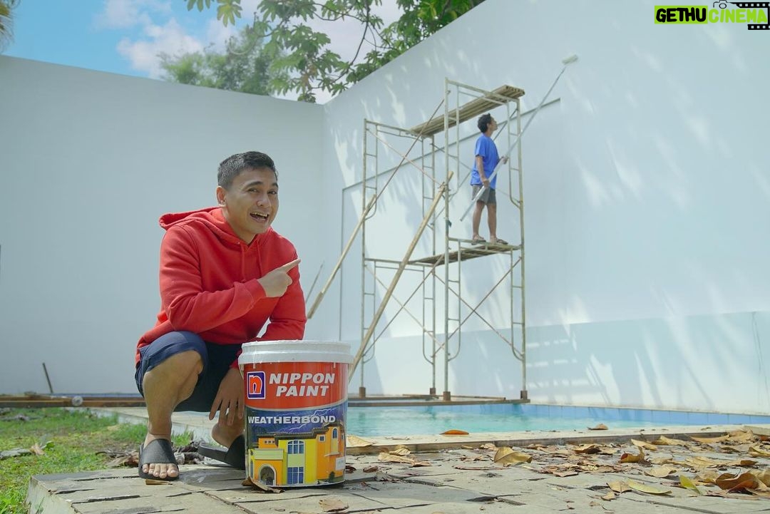 Raditya Dika Instagram - Pas pertama kali mau pindah kantor baru, gue langsung pengen tiap tembok kantor dicat pake Nippon Paint. Liat nih before-after-nya, kantor jadi jauh lebih cerah dan ngasih kesan clean. Btw, yang gue pake ini varian Nippon Weatherbond warna Brilliant White - 1001. Buat kalian yang mau juga, langsung ke @nipponpaintindo ! #NipponPaint #HebatnyaNipponPaint #NipponWeatherbond