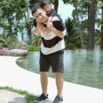 Raditya Dika Instagram - Keliatan banget prof pura2 seneng. 😭