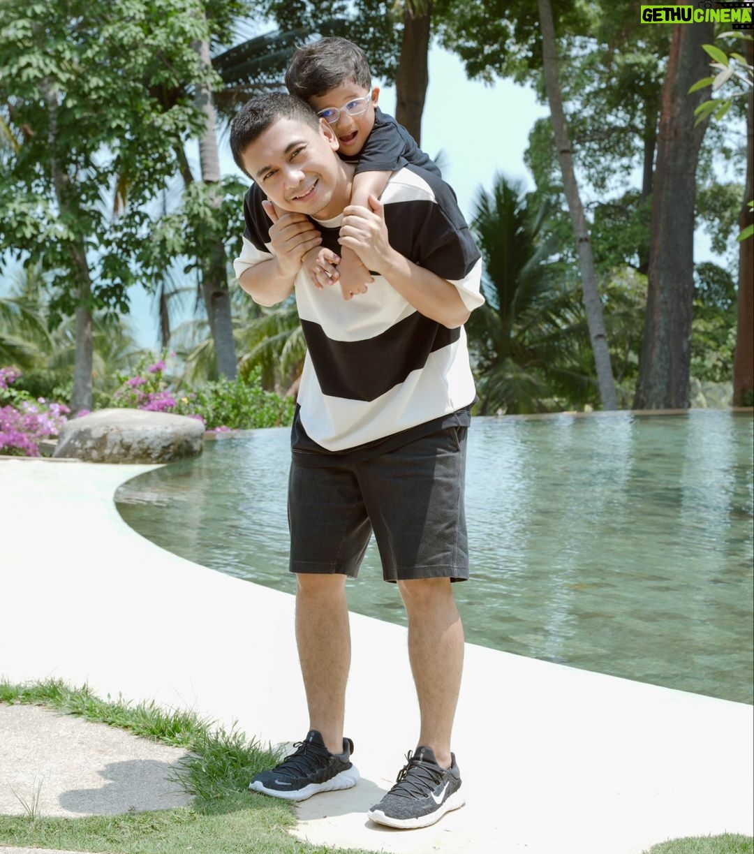 Raditya Dika Instagram - Keliatan banget prof pura2 seneng. ðŸ˜