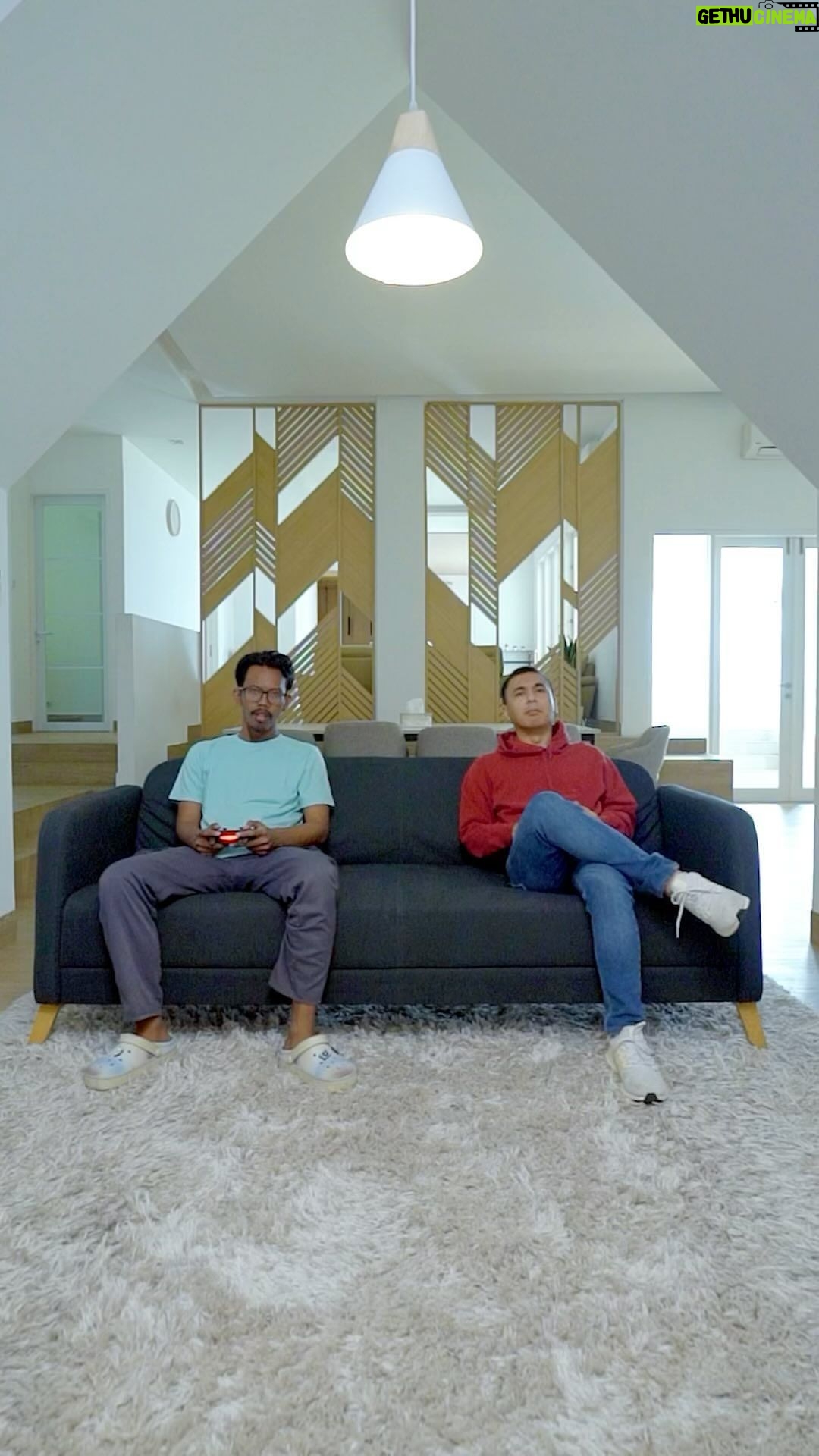 Raditya Dika Instagram - Gak perlu sampe jatuh-jatuhan kayak Pandu buat bikin main game makin kerasa nyata. Toshiba 4K LED TV udah ideal banget buat maksimalin pengalaman main atau nonton kamu! Buruan cek lebih lengkapnya di @toshibatv.indonesia