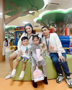 Raditya Dika Instagram - Inget bgt Alea baru pindah dan officially masuk sekolah baru di bulan Agustus. Tiba2 dapet kabar kalo level preschool sampai Year 6 akan tampil di acara Madagascar A Musical Adventure Jr. di bulan September ini. Seneng sekaligus deg2an karena kami gatau apakah Alea sudah bisa berbaur dengan teman2nya disekolah / tidak. Betah gak ya dilingkungan barunya? Apa 1 bulan latihan cukup buat bisa tampil percaya diri di shownya nanti walaupun semuanya msh asing? Surprisingly di hari H show, kami bangga sekali liat perfome Alea & teman2. Standing applause buat all the coaches and the teachers untuk semua usahanya sebulan ini. Bener2 all out, gak ada yg nangis / diem2 aja. Semua enjoy the show! Kita happy sekali. Thankyou Alea! U did it! Km berhasil bikin kita yakin kalo km baik2 aja dengan semua perubahan ini. We love you nak🤍👏🏼