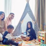 Raditya Dika Instagram - Di tengah jadwal yang padet, gue sempetin quality time sama keluarga. Di trip Bandung kemarin, gue ajak anak-istri stay di @hiltonbandung . Lokasinya strategis, cocok banget buat yang cari hotel di tengah Bandung, karena dekat ke mana-mana. Fasilitasnya lengkap, ada restaurant, swimming pool, gym, executive lounge, sampe kamar luas. Ditambah tenda dan mainan yang bikin anak-anak happy. Harus punya foto di spiral staircase @hiltonbandung juga yang jadi salah satu inspirasi tangga di rumah gue.