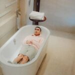 Raditya Dika Instagram - Di tengah jadwal yang padet, gue sempetin quality time sama keluarga. Di trip Bandung kemarin, gue ajak anak-istri stay di @hiltonbandung . Lokasinya strategis, cocok banget buat yang cari hotel di tengah Bandung, karena dekat ke mana-mana. Fasilitasnya lengkap, ada restaurant, swimming pool, gym, executive lounge, sampe kamar luas. Ditambah tenda dan mainan yang bikin anak-anak happy. Harus punya foto di spiral staircase @hiltonbandung juga yang jadi salah satu inspirasi tangga di rumah gue.