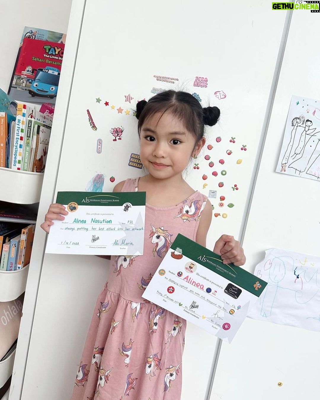 Raditya Dika Instagram - Favorite things minggu ini. Karya seni ciptaan prof, kakak dapet 2 merit certificate dari sekolah, game yang lagi sering dimainin. 😁