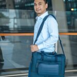 Raditya Dika Instagram - Seneng banget, tiap keluar kota untuk tur Cerita Sebelku, gue ditemenin sama All-Day Series dari Baller. Yang gue pake ini All-Day Backpack dan All-Day Weekender. All-Day Backpack punya pegangan atas yang nyaman, tali bahu yang dapat disesuaikan, dan lapisan anti air, dirancang untuk yang sering kerja atau liburan. Kompartemennya banyak, muat untuk laptop ukuran 15”, cocok buat gue yang ke mana-mana bawa laptop. All-Day Weekender juga jadi pilihan tas yang praktis untuk jalan-jalan pas weekend. Bahannya lembut dan premium karena terbuat dari twill nylon. Ada kompartemen bawah dengan resleting untuk perlengkapan lain, kayak sepatu, alat mandi, dan sebagainya. All-Day Weekender ini cocok untuk yang suka pergi dadakan; yang maunya ringkas tapi tetap bawa banyak barang. Semuanya bisa dicek di @ballerindonesia . Langsung beli biar kita samaan!