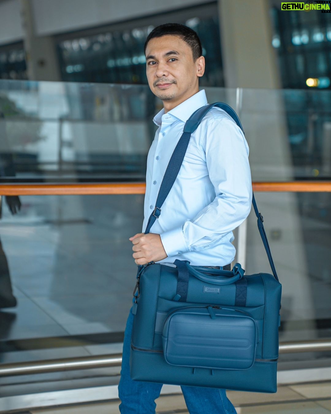 Raditya Dika Instagram - Seneng banget, tiap keluar kota untuk tur Cerita Sebelku, gue ditemenin sama All-Day Series dari Baller. Yang gue pake ini All-Day Backpack dan All-Day Weekender. All-Day Backpack punya pegangan atas yang nyaman, tali bahu yang dapat disesuaikan, dan lapisan anti air, dirancang untuk yang sering kerja atau liburan. Kompartemennya banyak, muat untuk laptop ukuran 15”, cocok buat gue yang ke mana-mana bawa laptop. All-Day Weekender juga jadi pilihan tas yang praktis untuk jalan-jalan pas weekend. Bahannya lembut dan premium karena terbuat dari twill nylon. Ada kompartemen bawah dengan resleting untuk perlengkapan lain, kayak sepatu, alat mandi, dan sebagainya. All-Day Weekender ini cocok untuk yang suka pergi dadakan; yang maunya ringkas tapi tetap bawa banyak barang. Semuanya bisa dicek di @ballerindonesia . Langsung beli biar kita samaan!