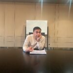 Raditya Dika Instagram - Jadwal hari ini random banget. Pagi ngajar di UI, siang shooting Youtube, sore reading film baru, malam berakhir dengan dateng ke acara rumah Dubes Australia untuk Indonesia Penny Williams.