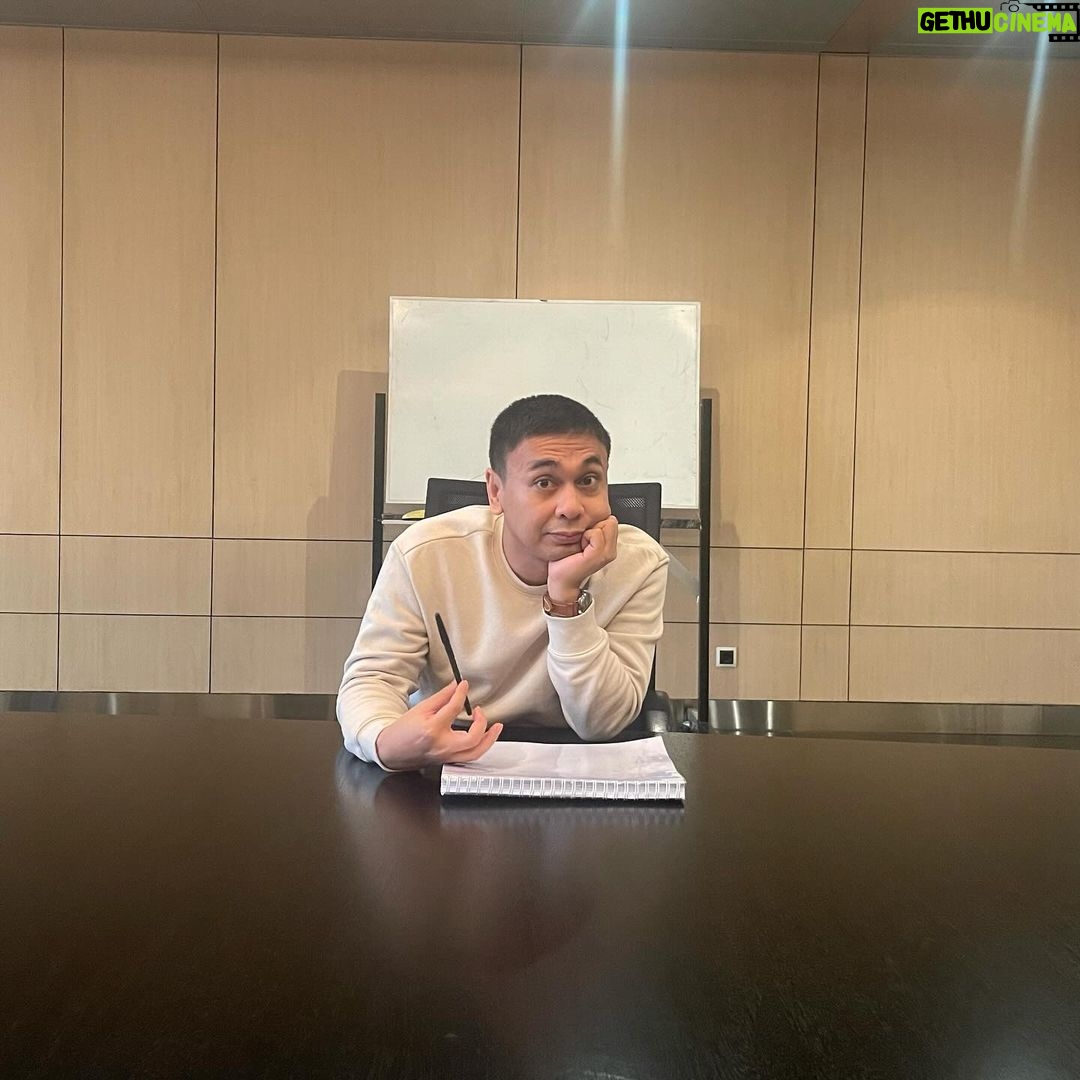 Raditya Dika Instagram - Jadwal hari ini random banget. Pagi ngajar di UI, siang shooting Youtube, sore reading film baru, malam berakhir dengan dateng ke acara rumah Dubes Australia untuk Indonesia Penny Williams.