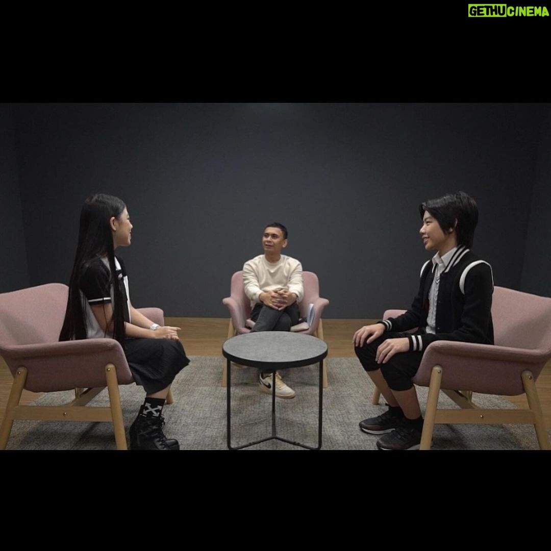 Raditya Dika Instagram - Jadwal hari ini random banget. Pagi ngajar di UI, siang shooting Youtube, sore reading film baru, malam berakhir dengan dateng ke acara rumah Dubes Australia untuk Indonesia Penny Williams.