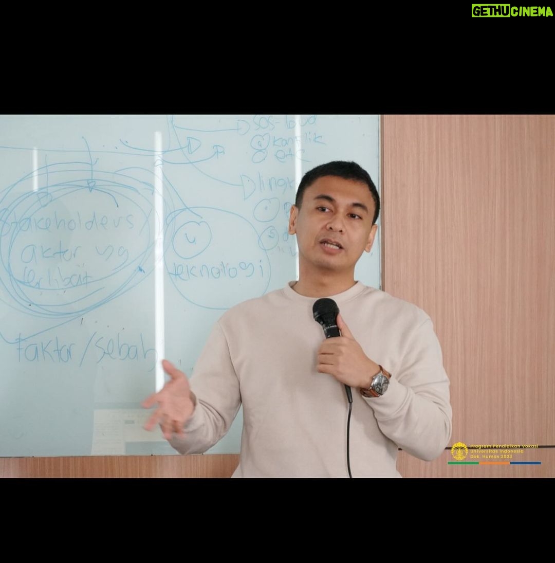 Raditya Dika Instagram - Jadwal hari ini random banget. Pagi ngajar di UI, siang shooting Youtube, sore reading film baru, malam berakhir dengan dateng ke acara rumah Dubes Australia untuk Indonesia Penny Williams.