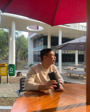 Raditya Dika Instagram - Hari pertama jadi dosen di Universitas Indonesia, untuk @vokasi_ui jurusan produksi media. Pengalaman baru, ngajar rutin sekaligus sharing selama di industri. Mahasiswanya pertanyaannya bagus2. 👌