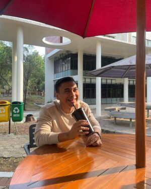 Raditya Dika Instagram - Hari pertama jadi dosen di Universitas Indonesia, untuk @vokasi_ui jurusan produksi media. Pengalaman baru, ngajar rutin sekaligus sharing selama di industri. Mahasiswanya pertanyaannya bagus2. 👌