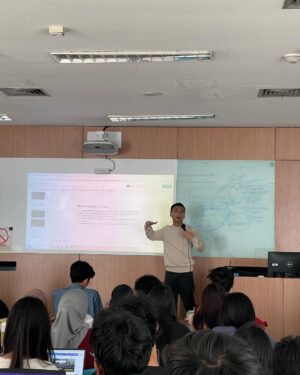 Raditya Dika Instagram - Hari pertama jadi dosen di Universitas Indonesia, untuk @vokasi_ui jurusan produksi media. Pengalaman baru, ngajar rutin sekaligus sharing selama di industri. Mahasiswanya pertanyaannya bagus2. 👌