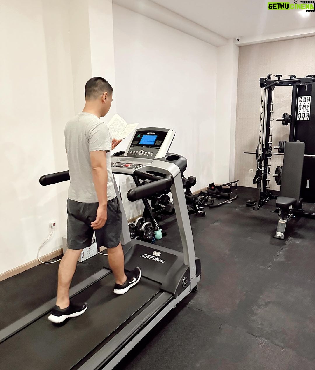 Raditya Dika Instagram - Aksa ketika ditanya di sekolah Aksa anak yang seperti apa. Seneng dia sangat tertarik baca buku. Slide kanan buat lihat bapaknya yg hobinya baca buku sambil treadmill (jangan ditiru 😂).