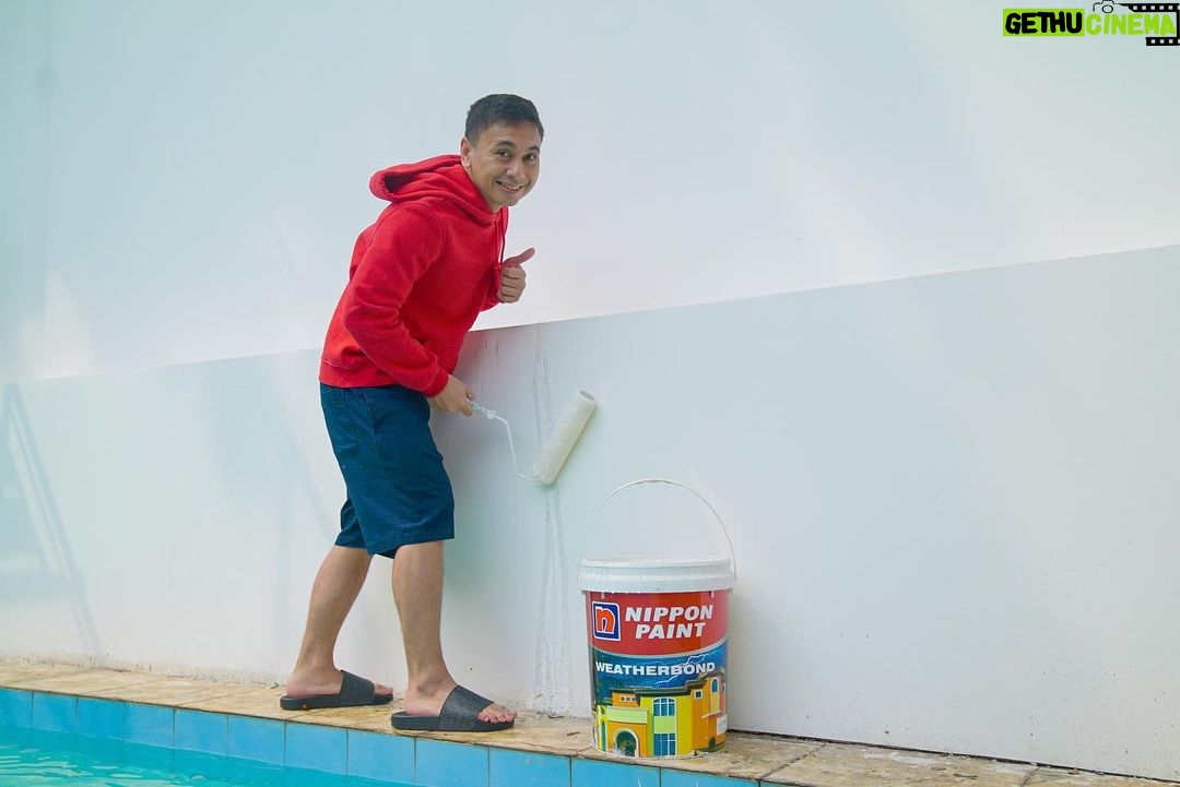 Raditya Dika Instagram - Pas pertama kali mau pindah kantor baru, gue langsung pengen tiap tembok kantor dicat pake Nippon Paint. Liat nih before-after-nya, kantor jadi jauh lebih cerah dan ngasih kesan clean. Btw, yang gue pake ini varian Nippon Weatherbond warna Brilliant White - 1001. Buat kalian yang mau juga, langsung ke @nipponpaintindo ! #NipponPaint #HebatnyaNipponPaint #NipponWeatherbond